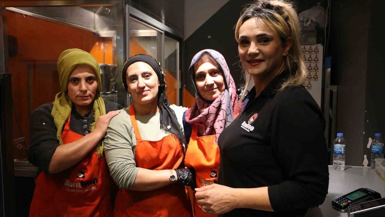 Diyarbakır’da yalnızca kadınların çalıştığı fast food işletmesi