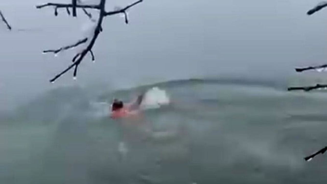 Diyarbakır’da Yoğun Kar Altında Dicle Nehri’ne Giren Vatandaş