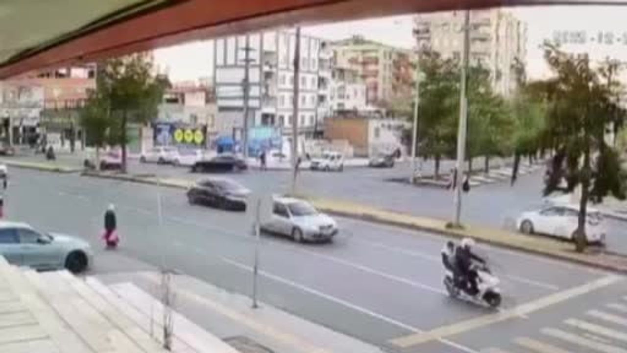 Diyarbakır'da yolun karşısına geçmeye çalışan kadına motosiklet çarptı: 2 yaralı
