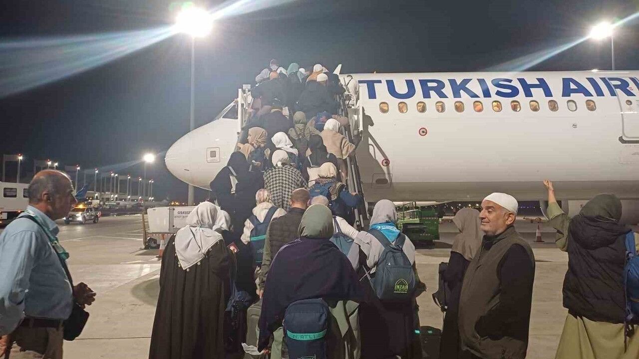 Diyarbakır'dan Umreye Giden 80 Kişilik Kafile Yurda Döndü