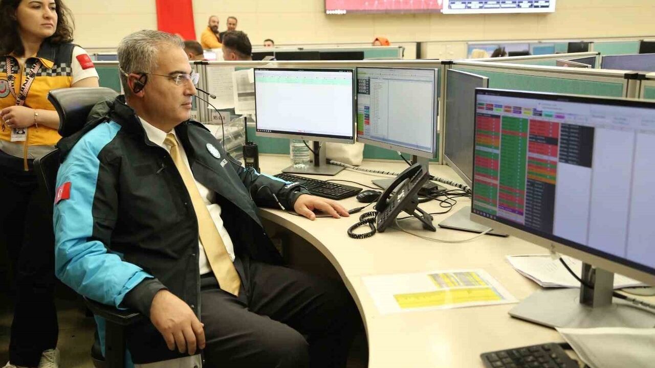 Diyarbakır İl Sağlık Müdürü Asiltürk 112 Çağrı Merkezi'nde göreve katıldı