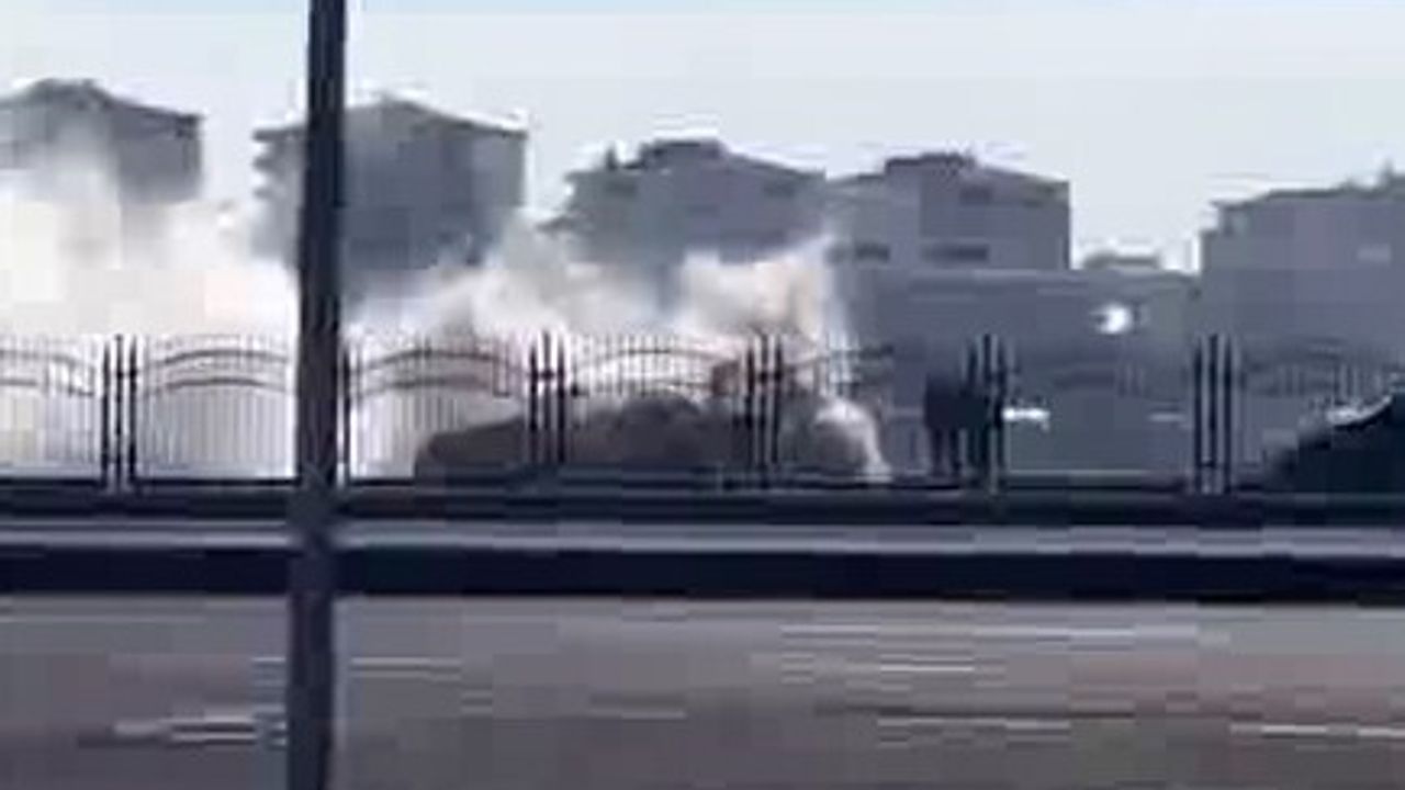 Diyarbakır-Şanlıurfa karayolunda seyir halindeki taksi yanarak hasar gördü