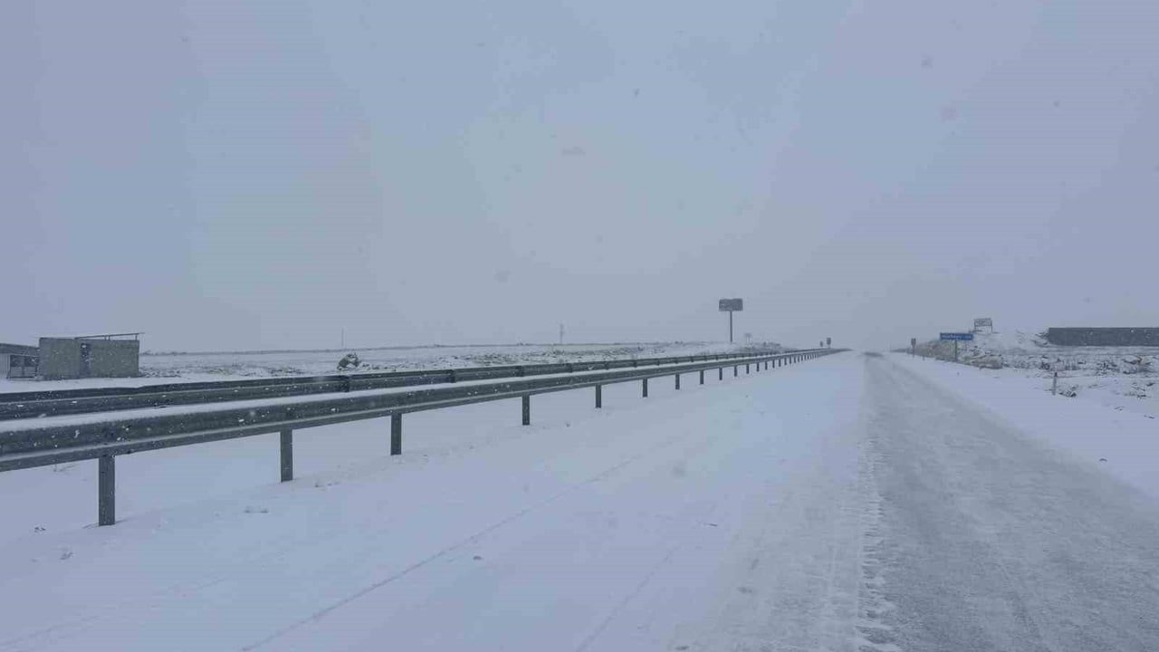 Diyarbakır-Siverek yolunda kar yağışı ulaşımı aksattı