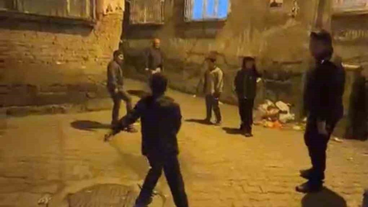 Diyarbakır Sur'da Gece Devriyesi Polisleri Çocuklarla Top Oynadı