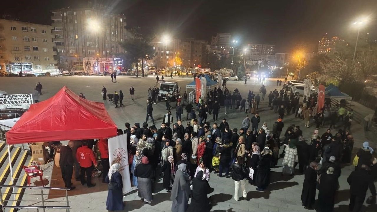 Diyarbakır Vakıflar Bölge Müdürlüğü Regaib Kandili'nde 8 bin 500 Kişiye Salep İkramı