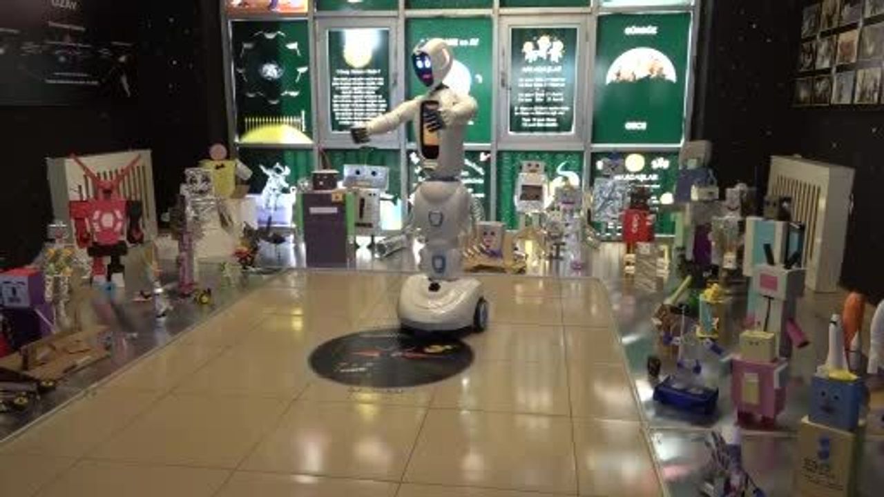 Diyarbakırlı öğrenciler atık malzemelerle 53 robot tasarlayıp sergiledi