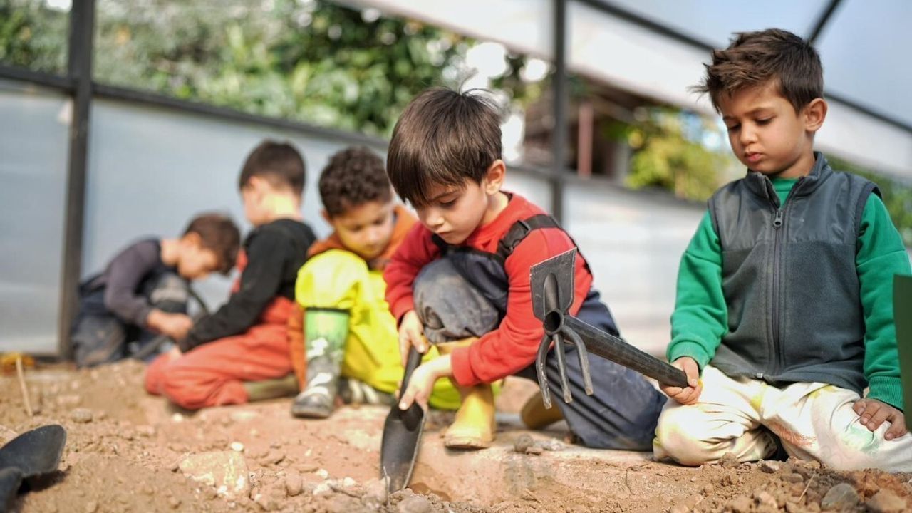 Doğa Çocuk Enstitüsü'nde minikler serada sebze ekti