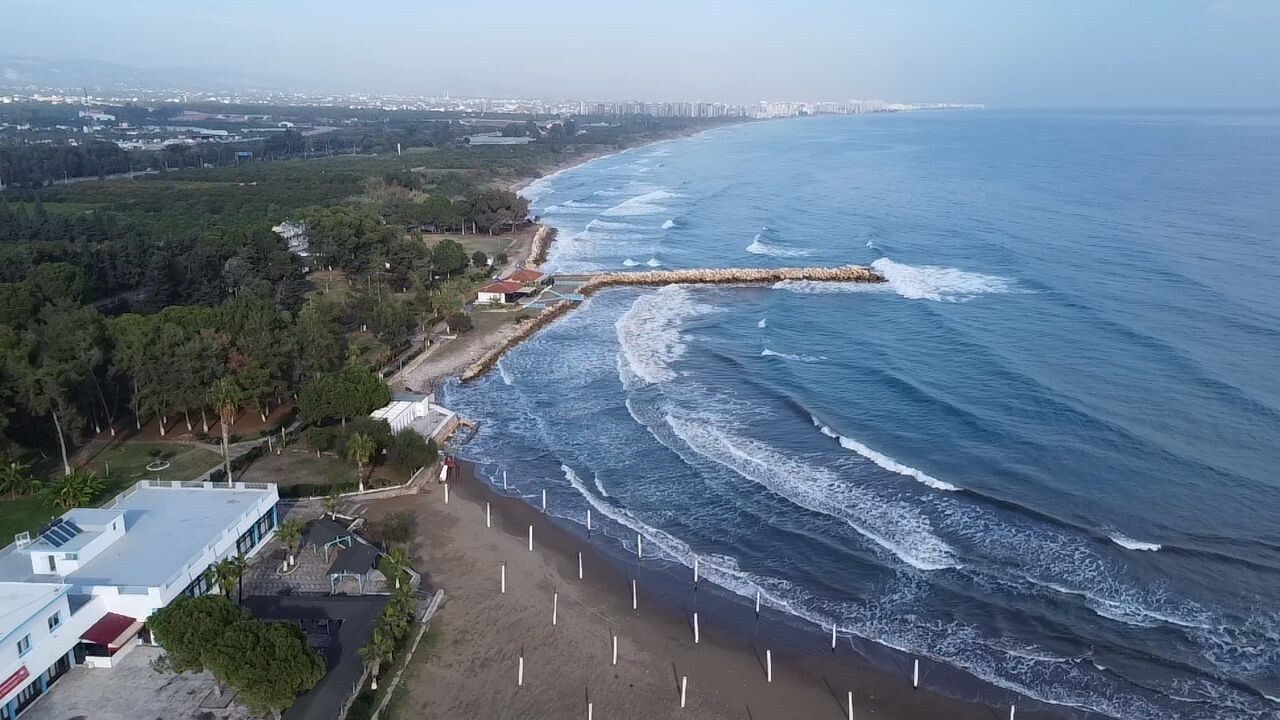 Doğu Akdeniz'de 4-5 Metreye Varan Dev Dalgalar Mersin Sahillerini Dövdü