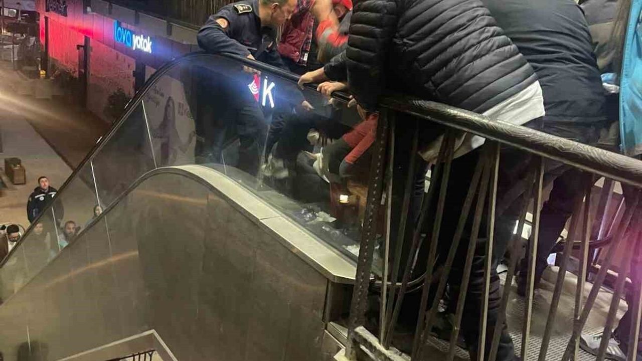 Doğum günü ziyaretinde çocuk yürüyen merdivene sıkıştı