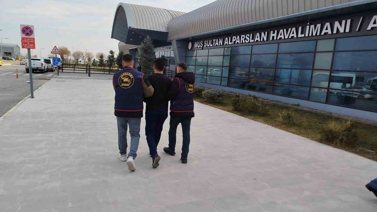 Dolandırıcılık Suçundan Aranan Şahıs Muş Havalimanında Yakalandı