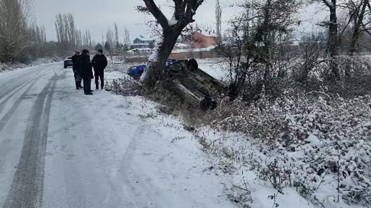Domaniç’te gizli buzlanma minibüsü şarampole sürükledi: İki kişi yara almadan kurtuldu