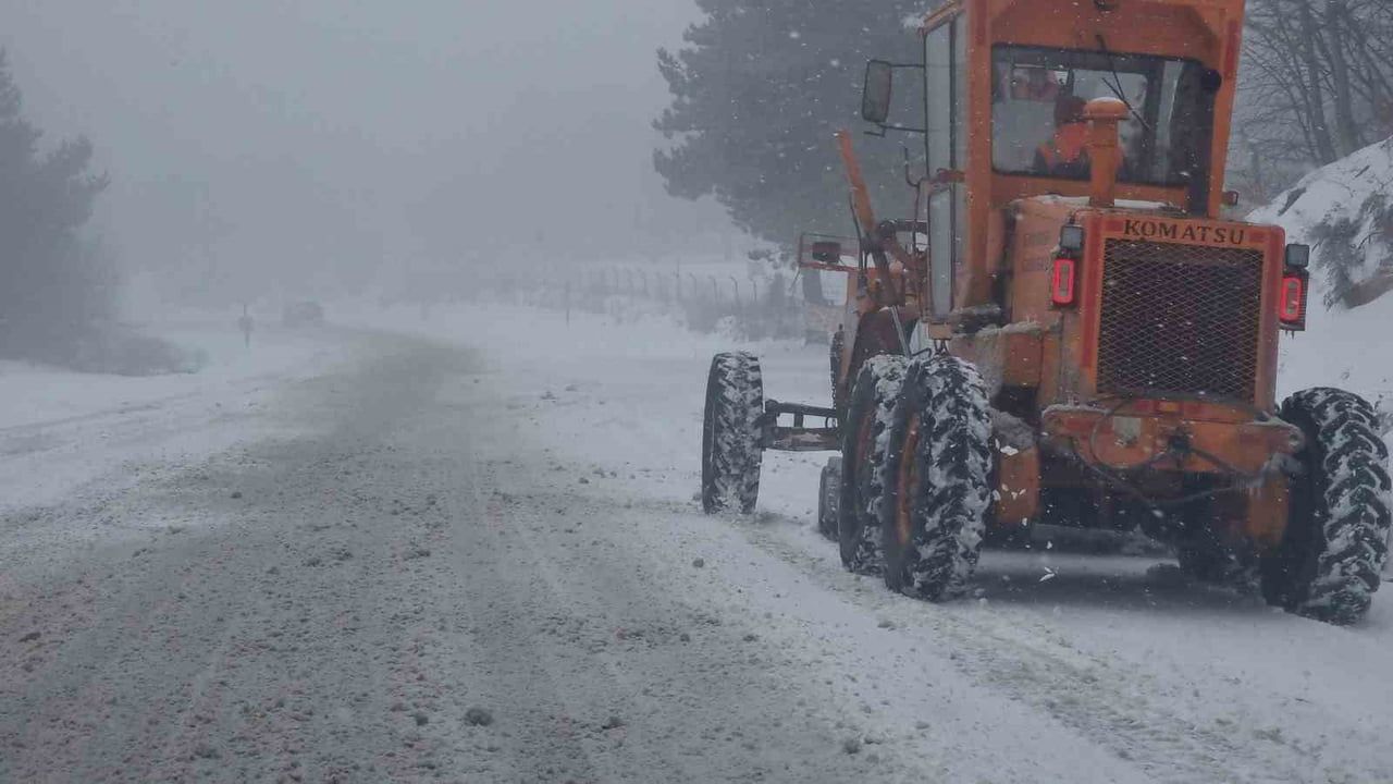 Domaniç’te mevsimin ilk karı Kocayayla Geçidi'ni örttü