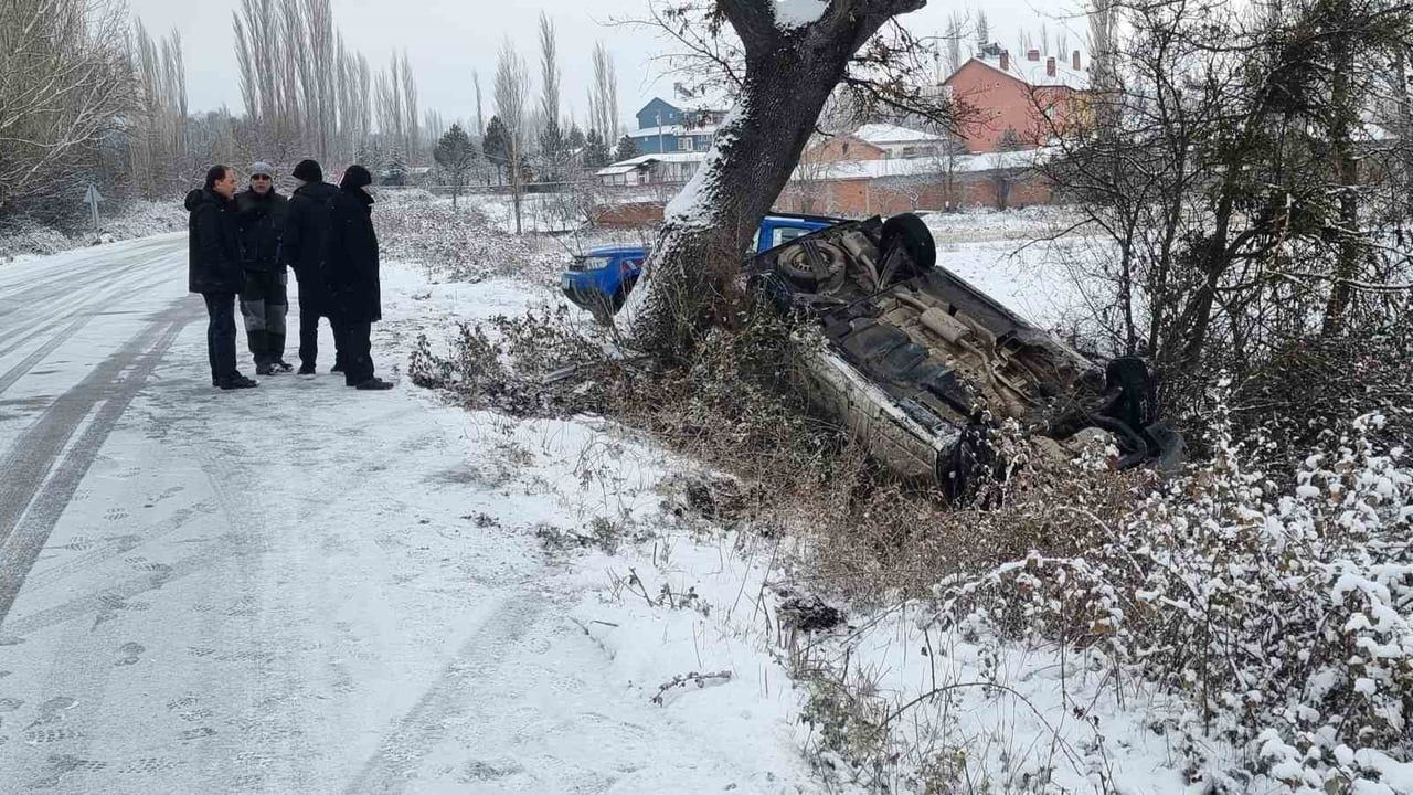 Domaniç'te minibüs gizli buzlanma nedeniyle şarampole yuvarlandı