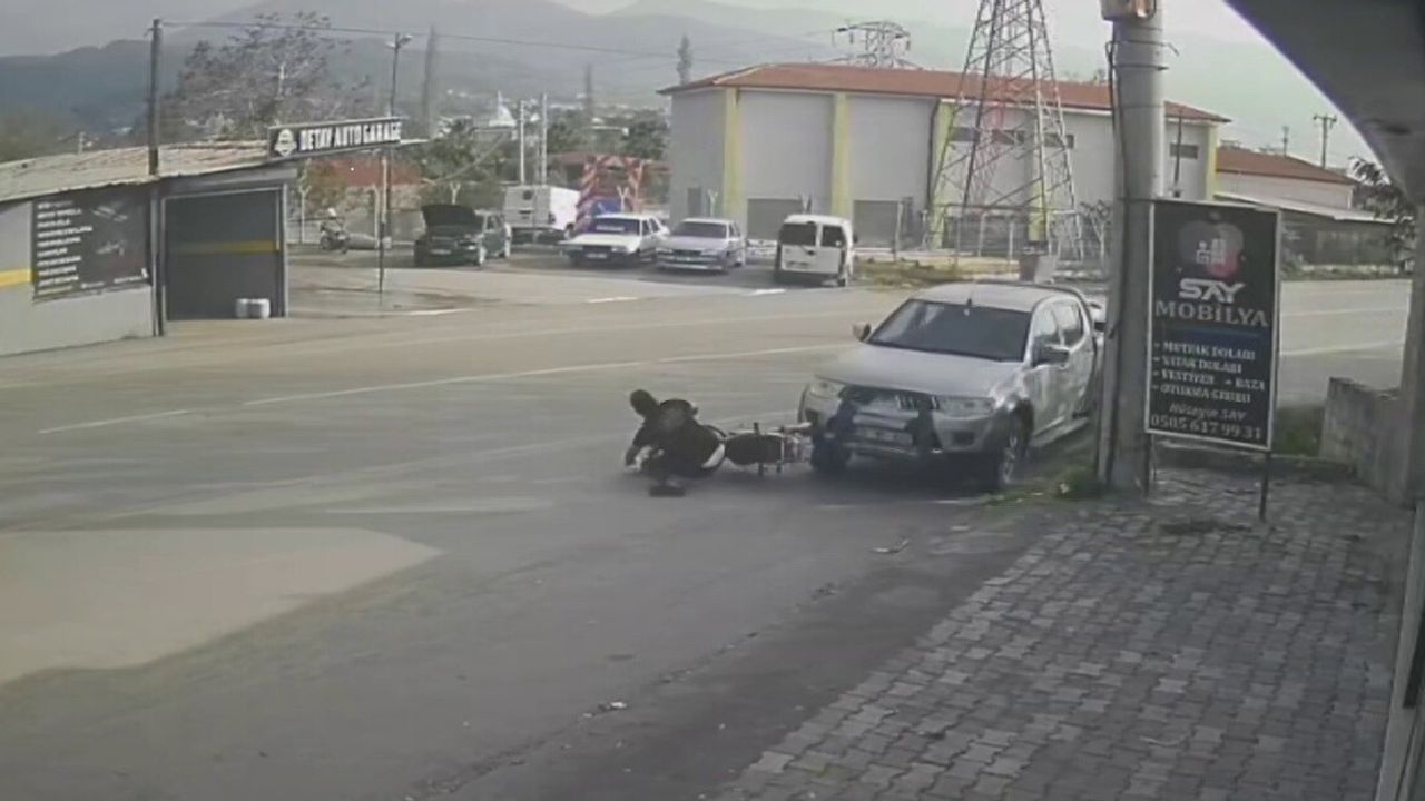 Dörtyol'da ciple motosiklet çarpıştı: Sürücü metrelerce savruldu