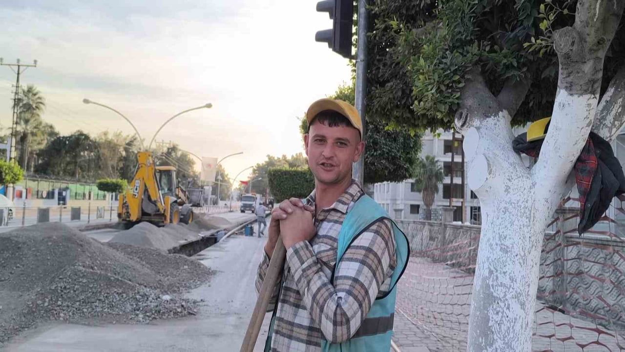 Dörtyol'da iki işçinin kürekle çektiği halay sosyal medyanın ilgisini çekti