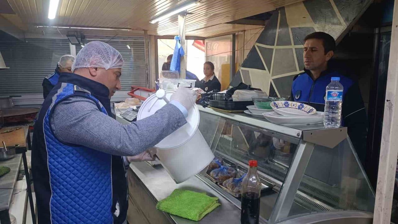 Dörtyol'da zabıta baharat kovasında çiğ et buldu: İşletmecinin yanıtı şaşırttı