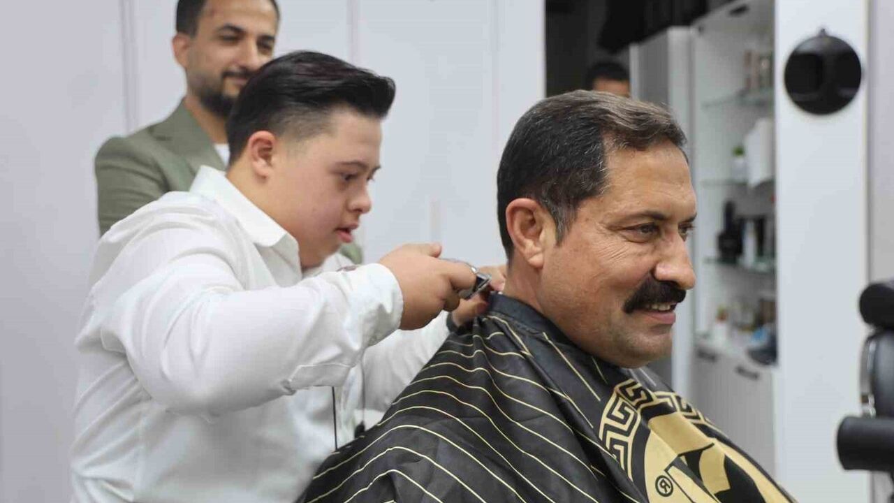 Down sendromlu kuaför Şükrü’nün ilk müşterisi Vali Masatlı oldu