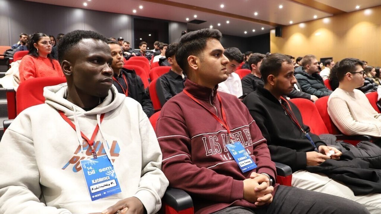 DPÜ'de 14. Bilişim Semineri: Üniversite, Sanayi ve Genç Girişimciler Buluştu