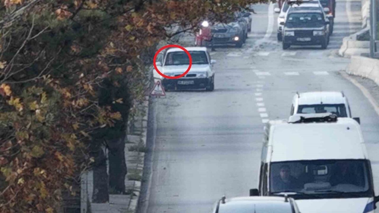 Dronla denetimde yakalanan 17 yaşındaki ehliyetsiz sürücü ceza makbuzuyla fotoğraf çektirdi