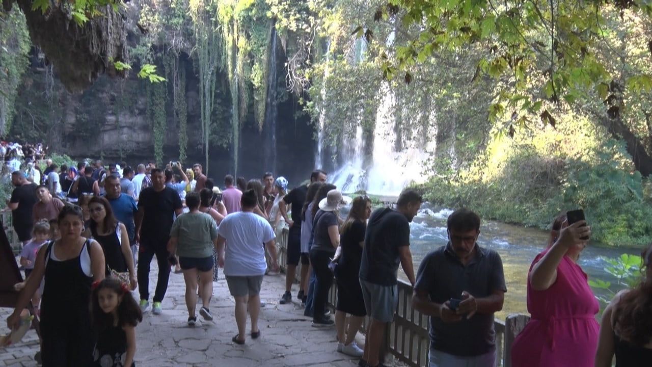 Düden Şelalesi 2025'te yaklaşık 900 bin ziyaretçi ağırladı