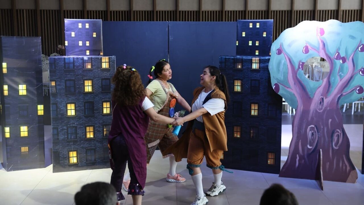 Dünyadaki Son Çiçek Tiyatrosu Miniklerden Tam Not Aldı