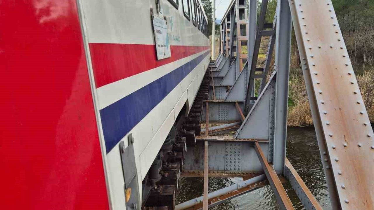 Dursunbey'de Gökçedağ köprüsünde yaya çarpması: 79 yaşında kişi hayatını kaybetti