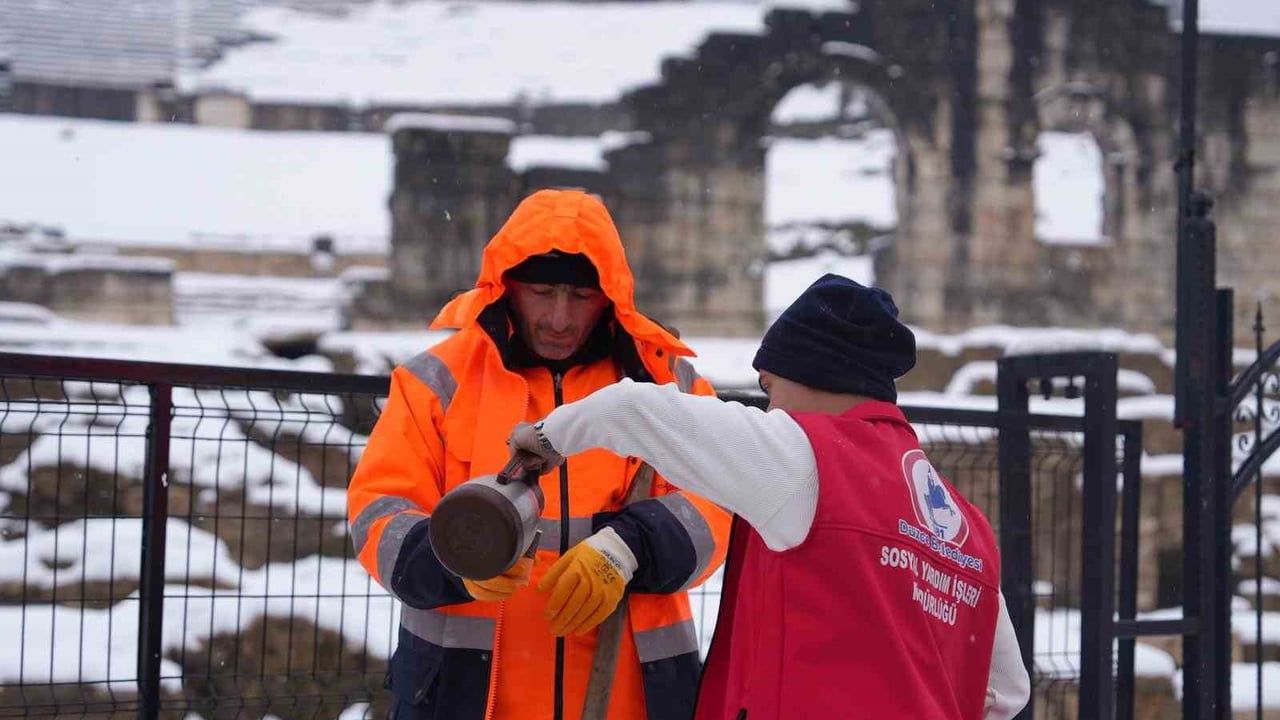 Düzce Belediyesi kar ekiplerine sıcak ikram