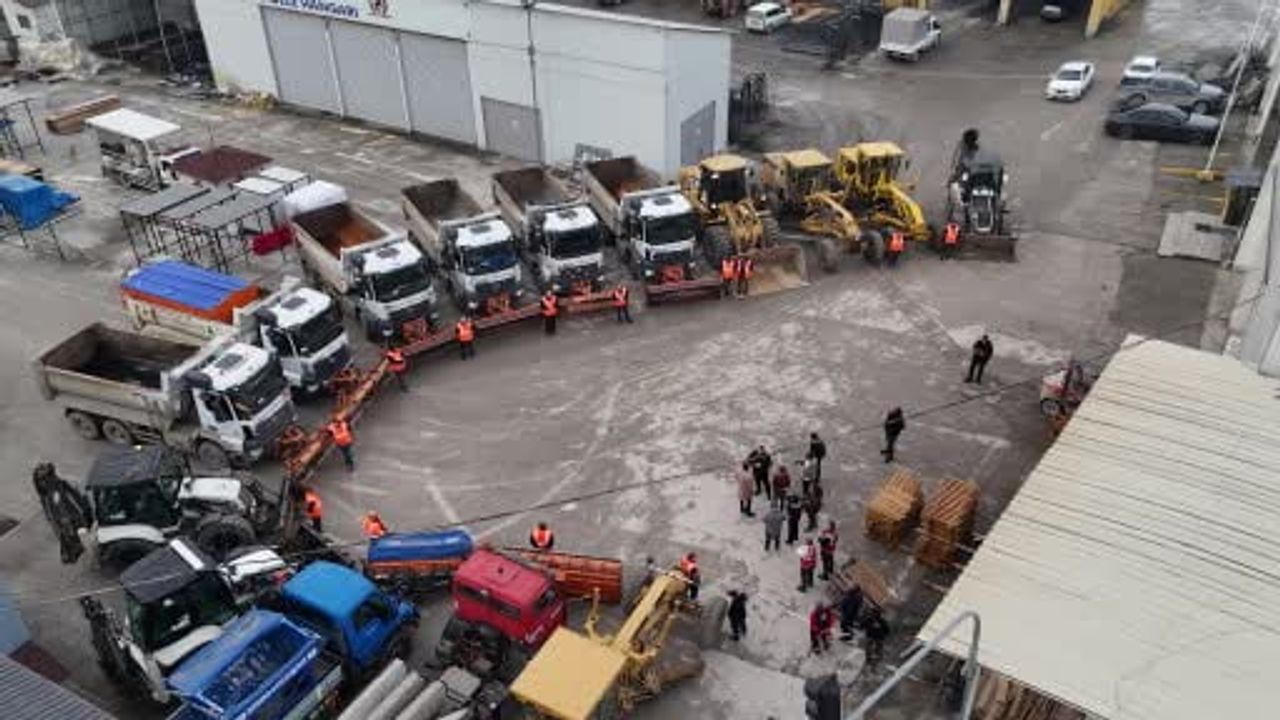 Düzce Belediyesi karla mücadeleye hazır: 200 personel, 33 iş makinesi sahada