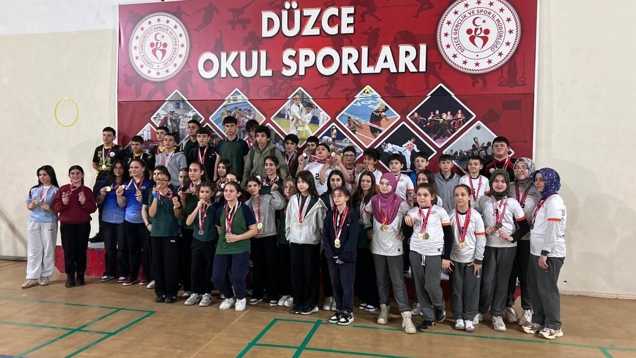 Düzce'de 161 Sporcu Okul Sporları Bilek Güreşi Müsabakalarında Yarıştı