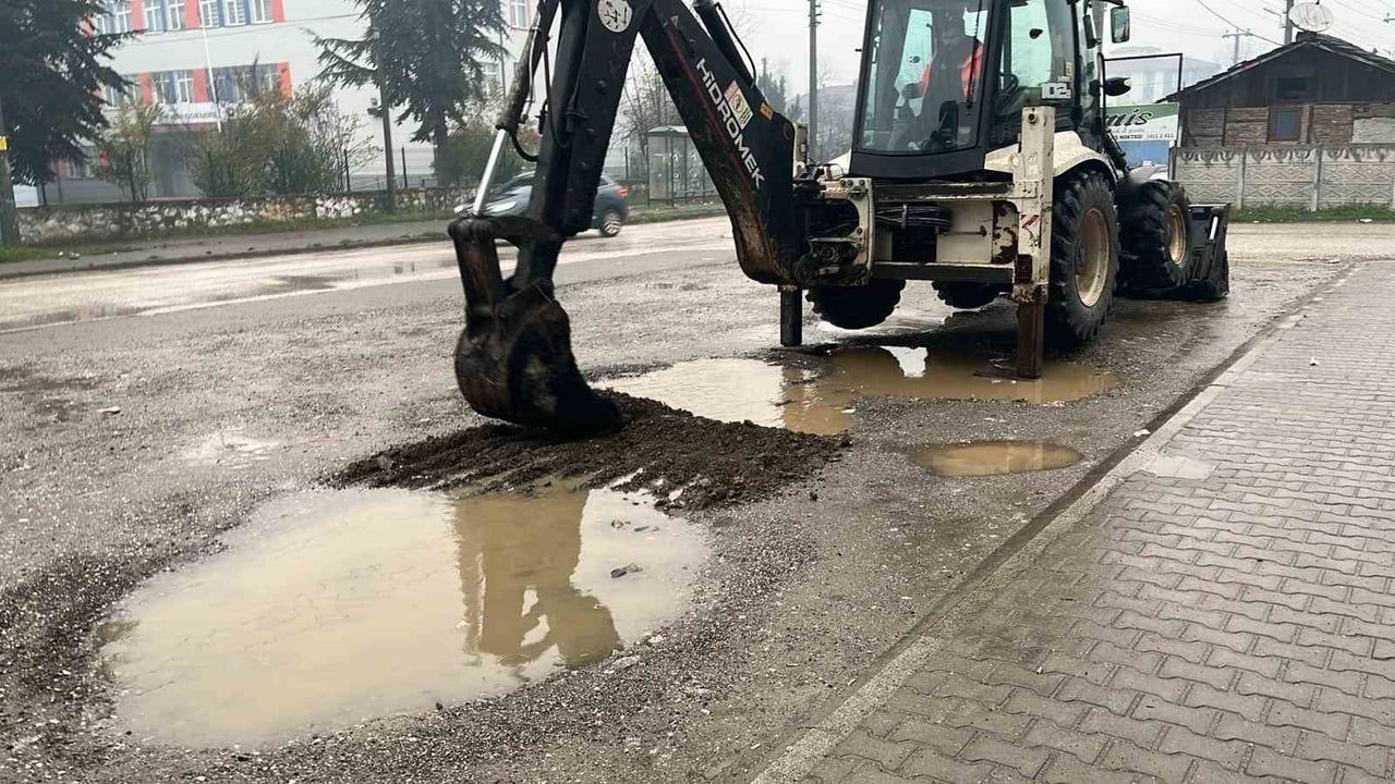 Düzce'de 63 mahallede yol ve altyapı çalışmaları hız kesmiyor
