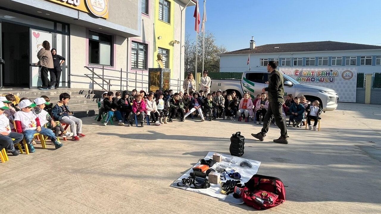 Düzce'de 'Ağaç Yaşken Eğilir' eğitimiyle minikler orman bilinci kazandı