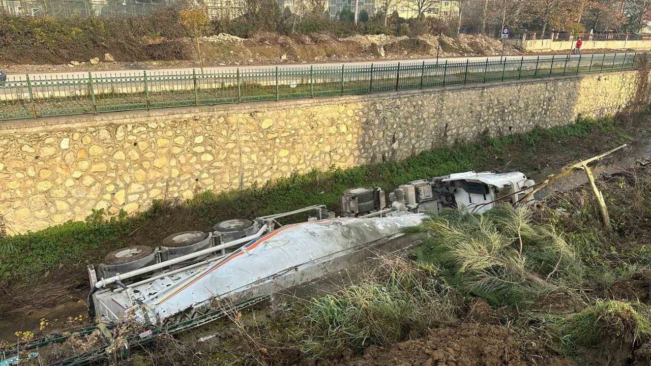 Düzce'de beton mikseri dere yatağına devrildi: Sürücü yaralandı