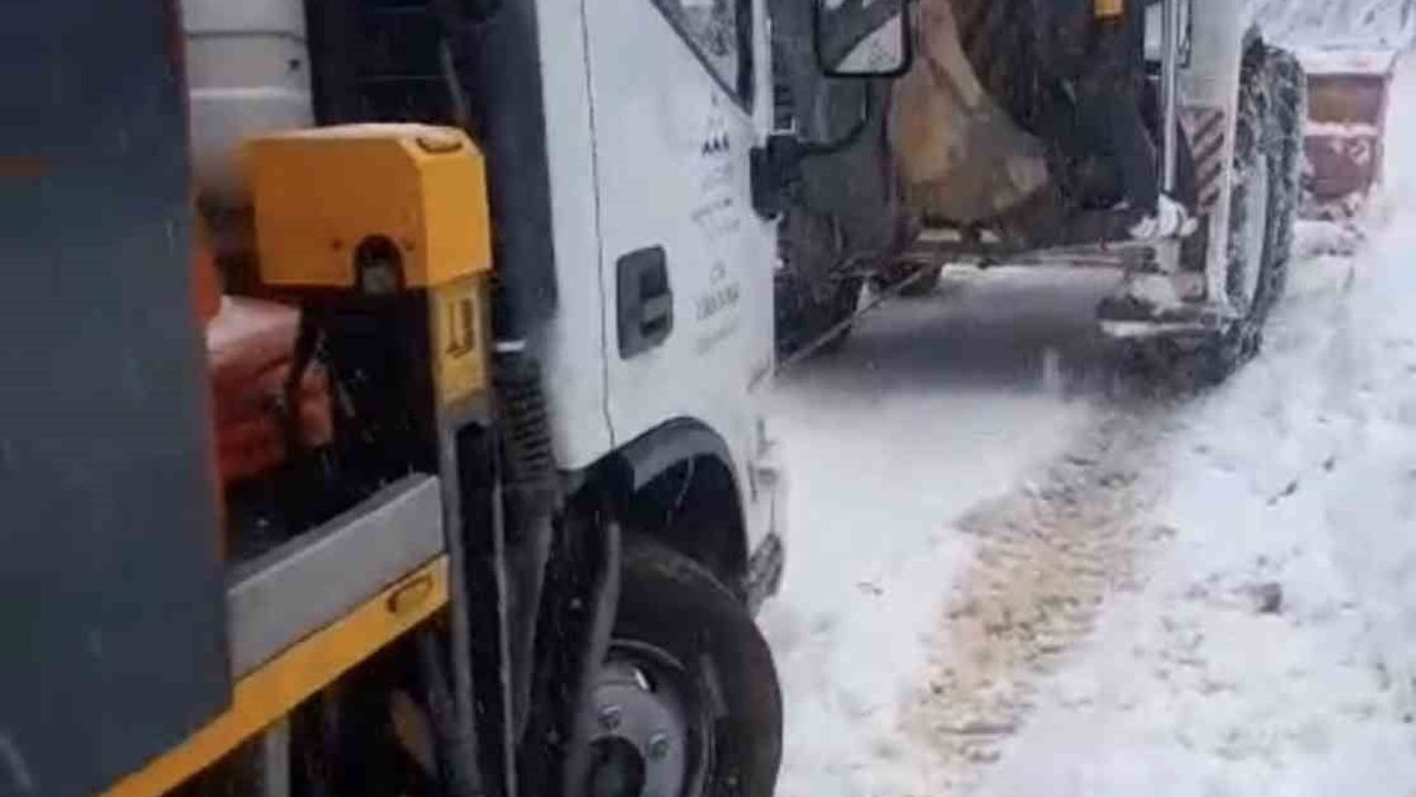 Düzce'de Bıçkıyanı'nda elektrik ekipleri karda mahsur kaldı, İl Özel İdaresi kurtardı