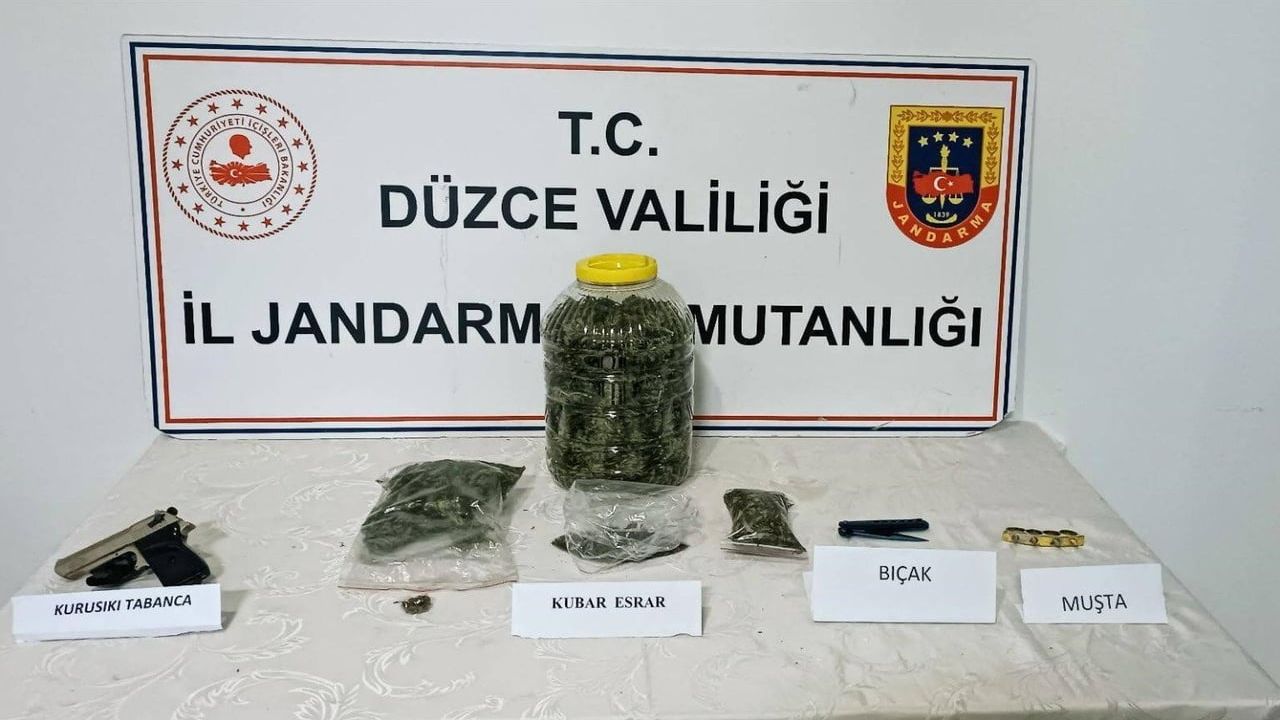 Düzce'de bidonda 1.013 gram esrar ve silahlar ele geçirildi