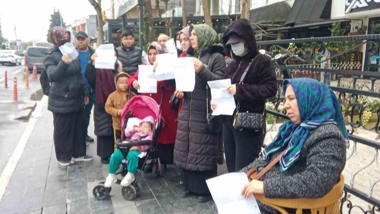 Düzce'de iflas eden kuyumcu mağdurları iş yeri sahibinin evinin önünde eylem yaptı