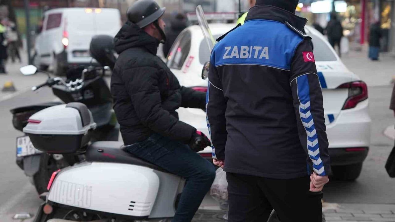 Düzce'de İstanbul Caddesi'nde Denetim: Kuralları İhlal Eden Sürücülere 993 TL Ceza