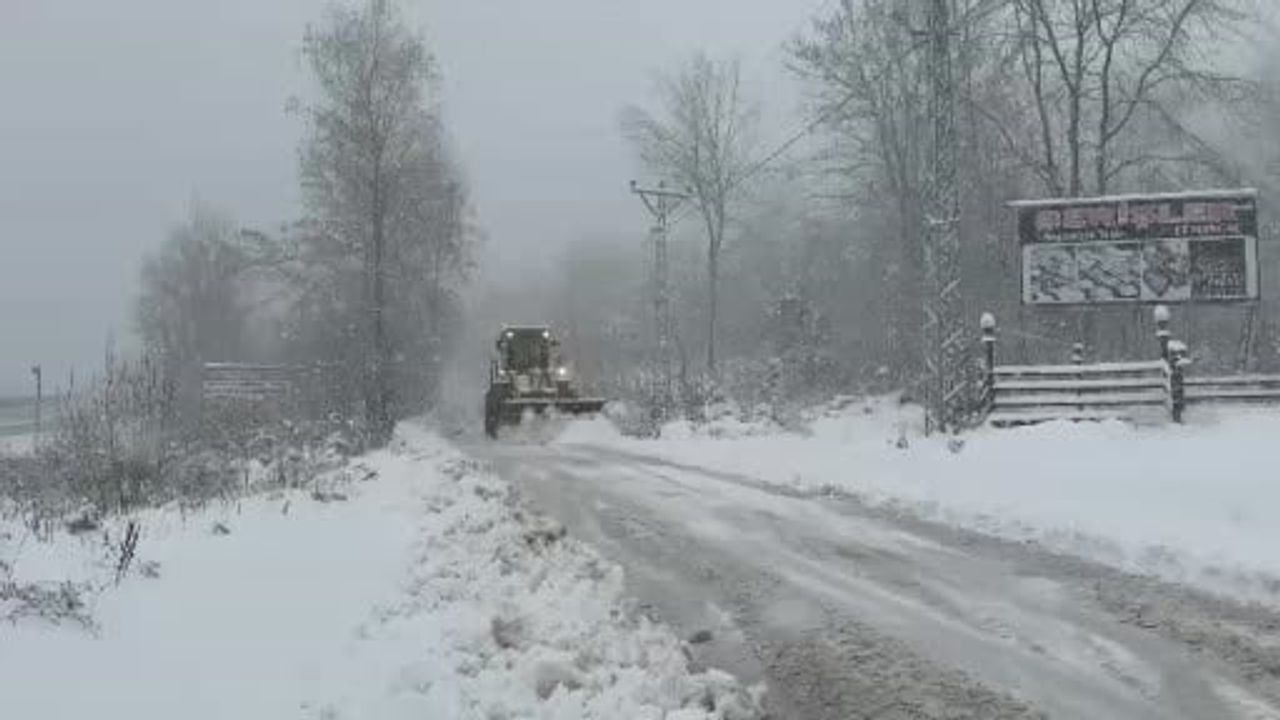 Düzce'de Köy Yolları Kar Yağışının Ardından Hızla Açıldı