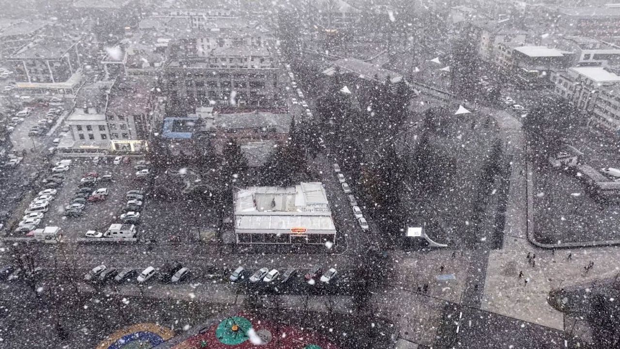 Düzce'de Lapa Lapa Yağan Kar Kent Merkezini Beyaza Bürüdü