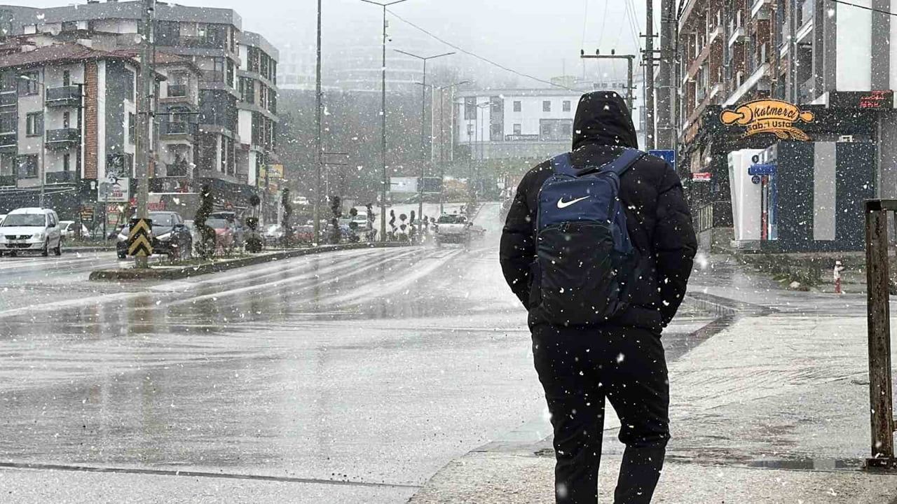 Düzce'de mevsimin ilk karı etkili oldu