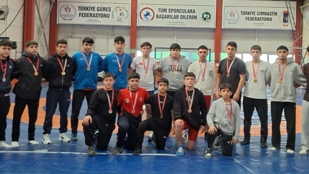 Düzce'de Okul Sporları Genç Güreş Müsabakaları Sona Erdi