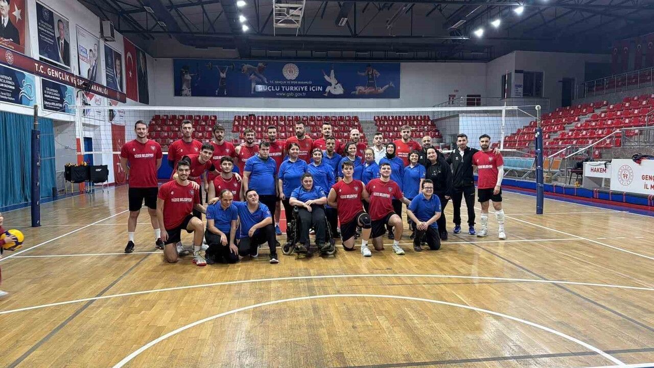 Düzce'de özel bireyler voleybol antrenmanına dahil oldu
