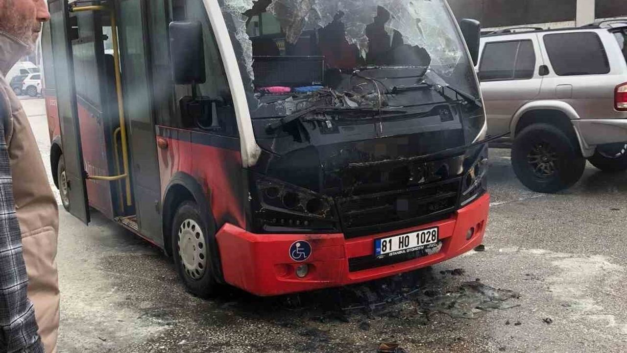 Düzce'de özel halk otobüsünün motoru yandı
