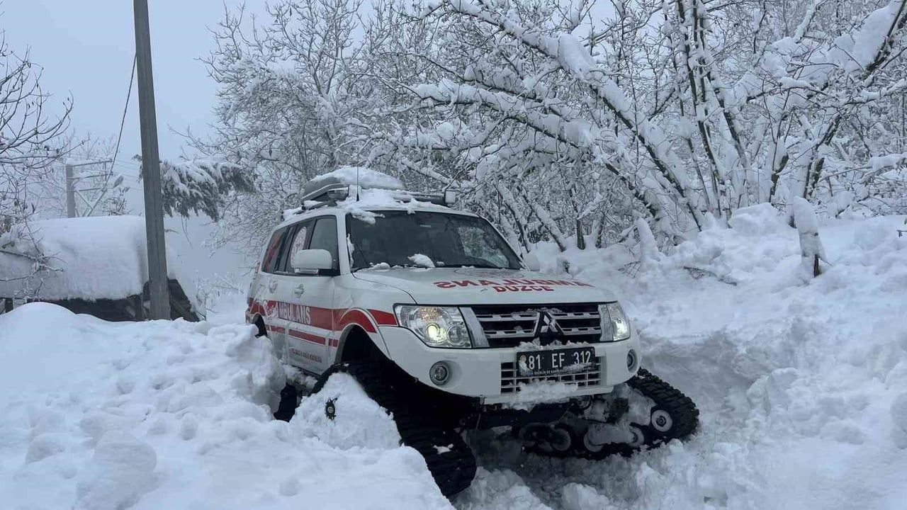 Düzce'de paletli ambulans 95 yaşındaki hastaya ulaştı