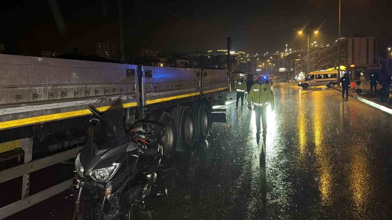 Düzce'de park halindeki tıra çarpan motosiklet sürücüsü ağır yaralandı