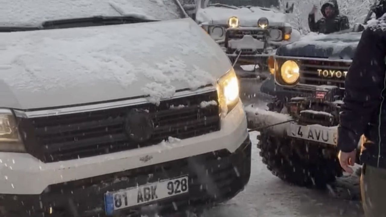 Düzce'de Samandere Şelalesi mevkiinde kayan minibüs, off-road ekipleri vinciyle kurtardı
