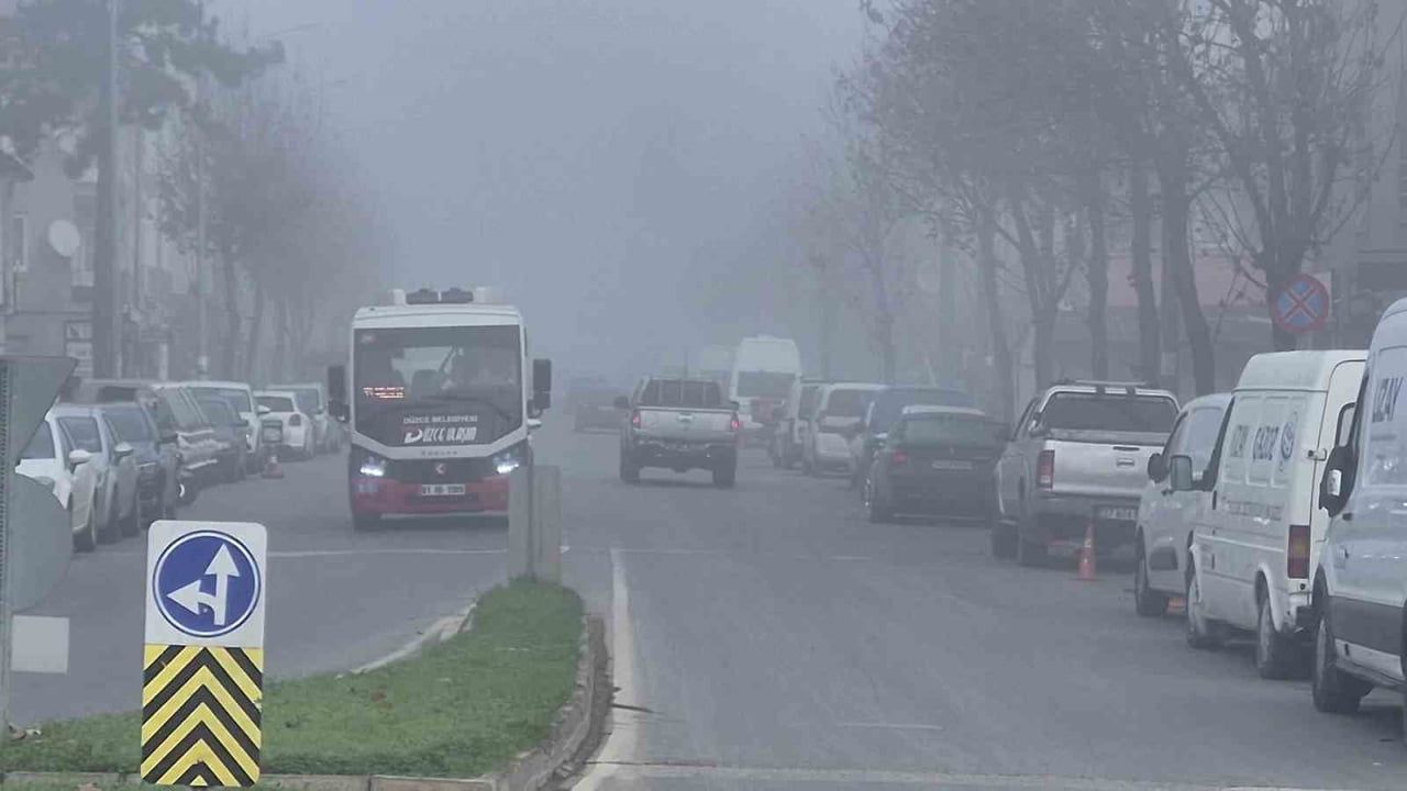 Düzce'de Sis: Görüş Mesafesi 10-30 Metreye Düştü