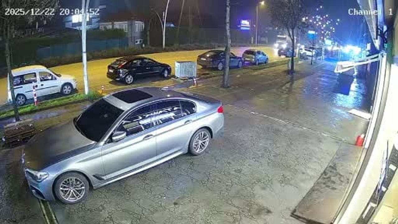 Düzce'de Taksi Park Halindeki Otomobile Çarparak Yan Yattı