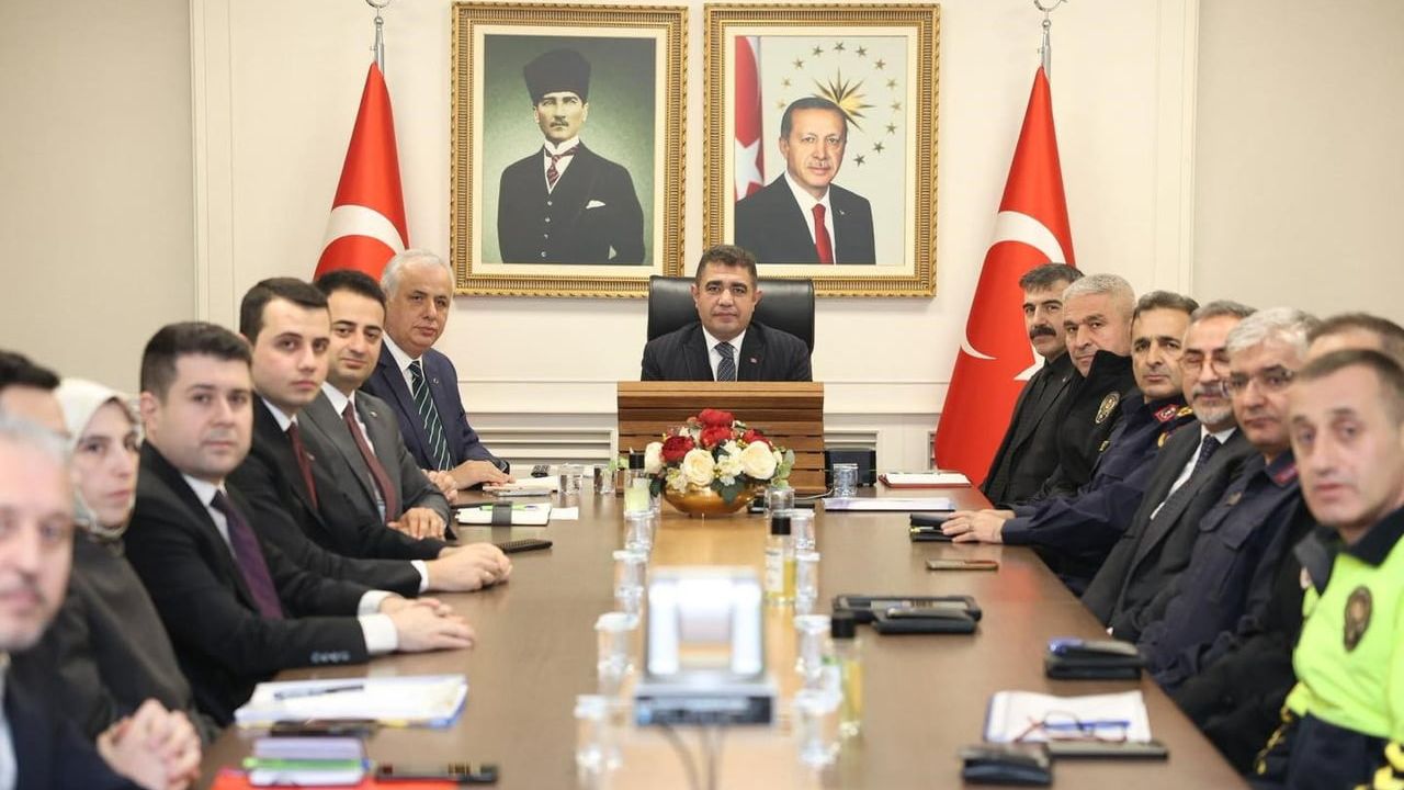 Düzce'de Vali Selçuk Aslan başkanlığında yılbaşı güvenlik tedbirleri toplantısı