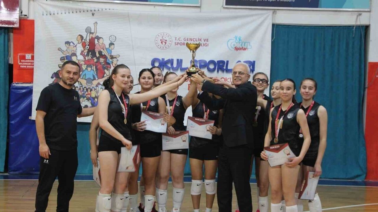 Düzce'de Yıldız Kızlar Voleybolunda Hürriyet Ortaokulu şampiyon