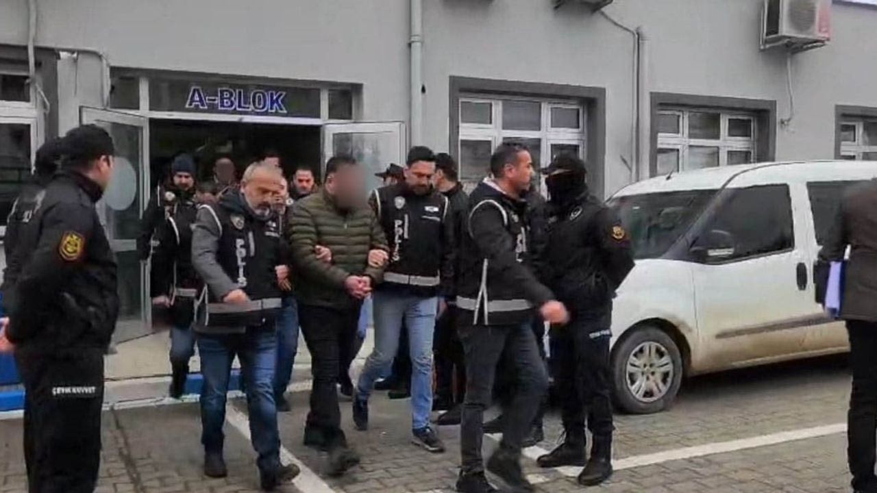 Düzce'de yolcu otobüsünde 46 bin 655 parça silah malzemesi ele geçirildi